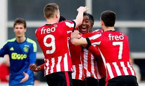 他用眼神凝 他用眼神凝